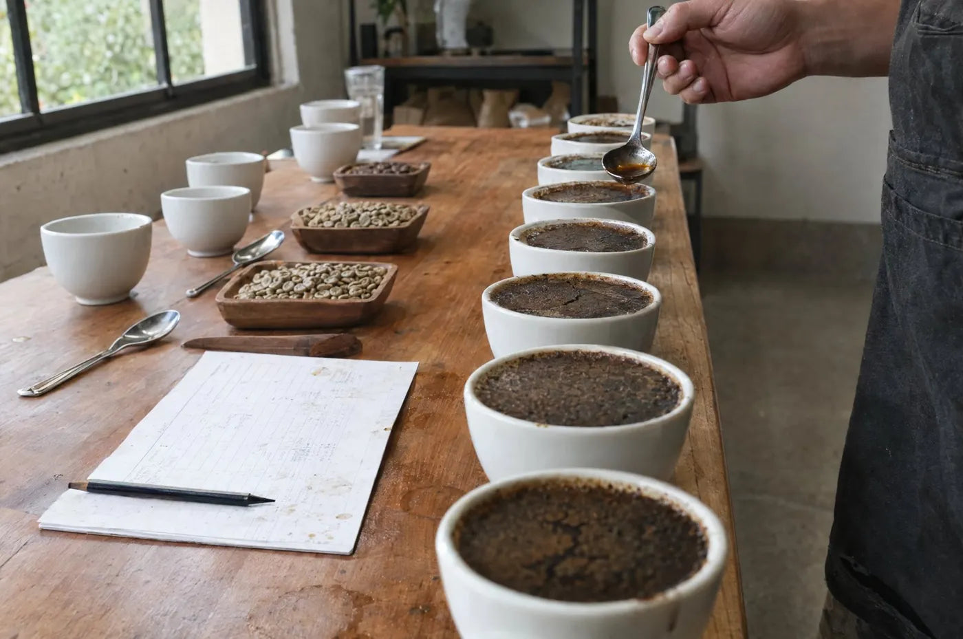 Catación de café con cucharas y tazas