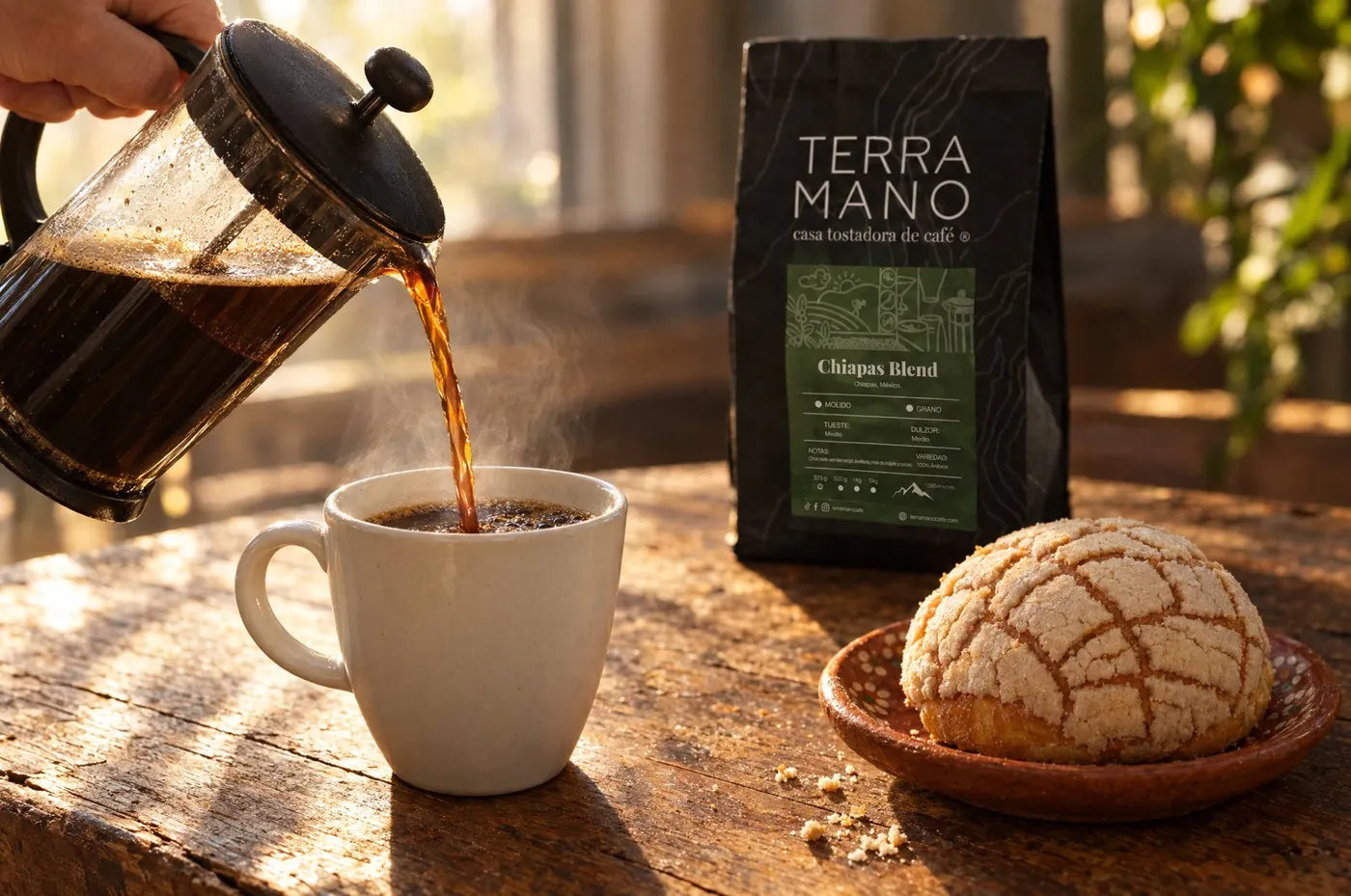 Café servido con prensa francesa en el desayuno