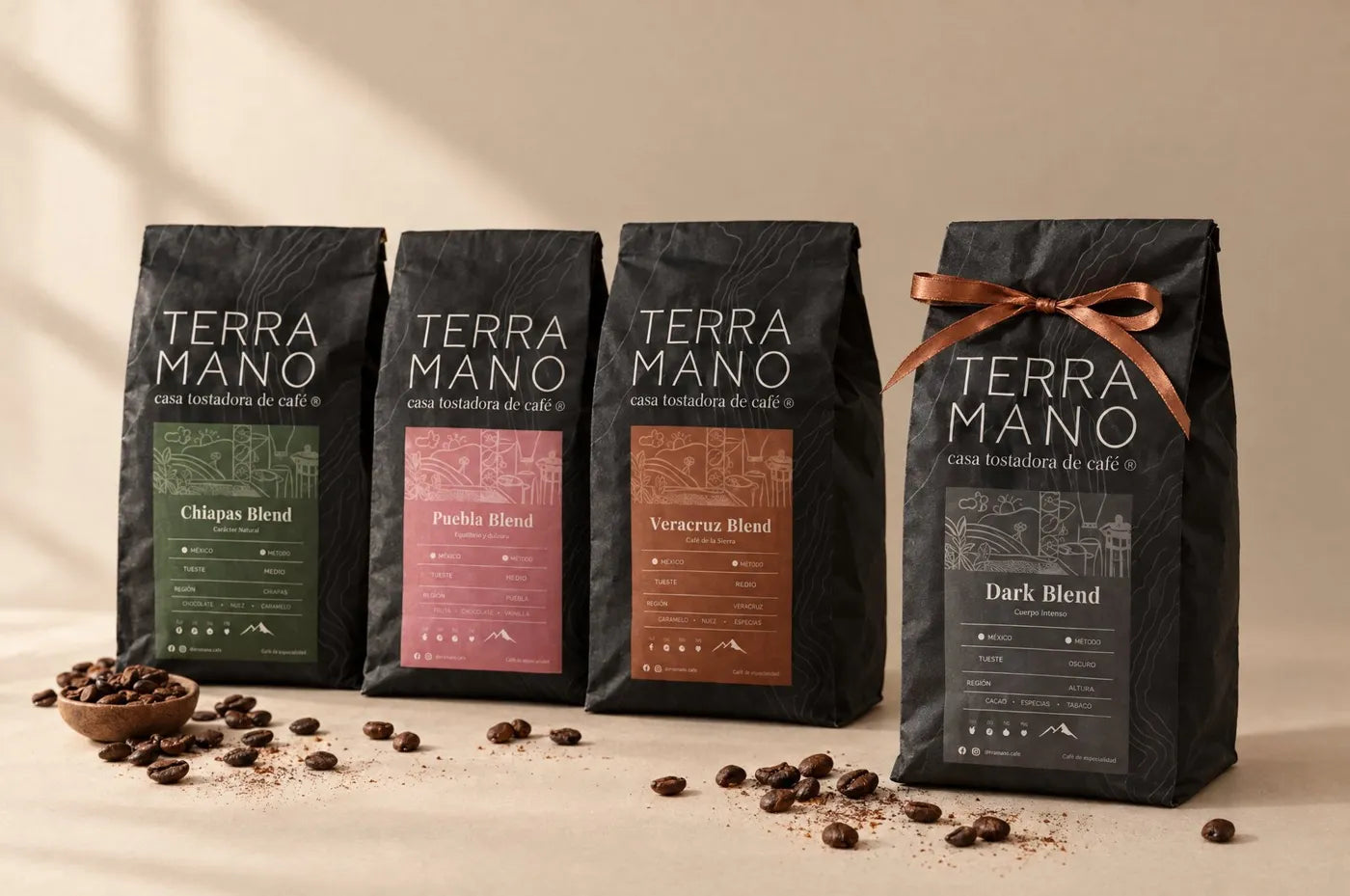 Cuatro bolsas de café Terra Mano; el Dark Blend con moño de regalo